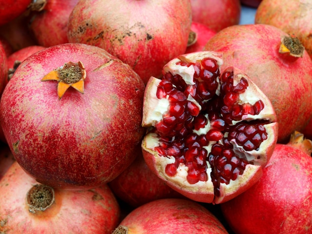 pomegranate, fruits that are good for pets